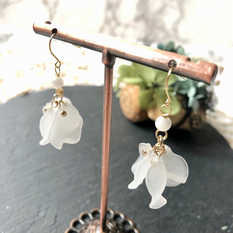 Spring white petal earrings - Earrings & Clip-ons - Plastic White