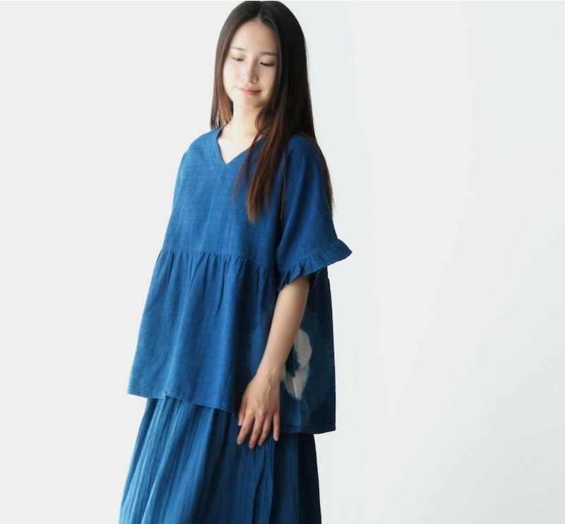 【棉麻手工藍染】V領荷葉邊袖子寬松可愛上衣 - 女上衣/長袖上衣 - 棉．麻 白色