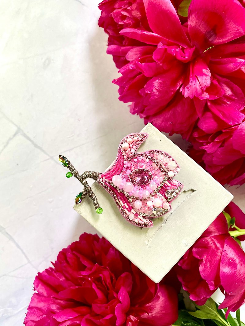Magnolia Beaded Brooch, Handmade Embroidered Accessory, Pin Crystal Flower - เข็มกลัด - วัสดุอื่นๆ สึชมพู