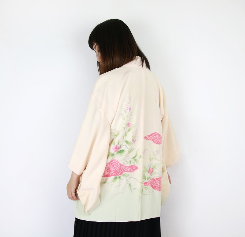 Back to Green::日本帶回和服 羽織 清新 淺色 刺繡花卉絞染圖樣 //男女皆可穿// vintage kimono (KC-24) - 外套/大衣 - 絲．絹 