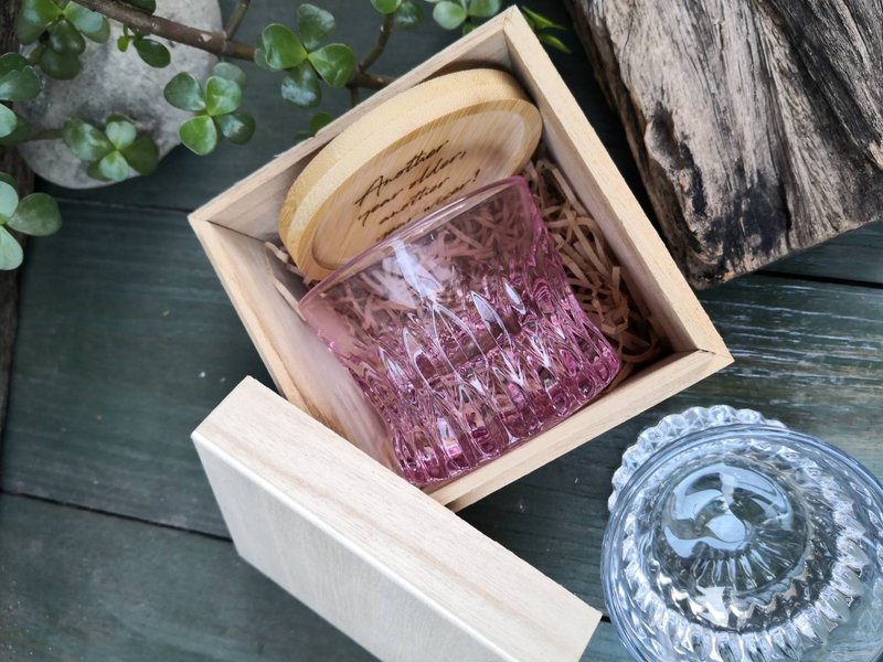 New version of exquisite whiskey cup (pink) customized engraved cup with wooden box birthday/gift/industrial and commercial group purchase - แก้วไวน์ - แก้ว สึชมพู