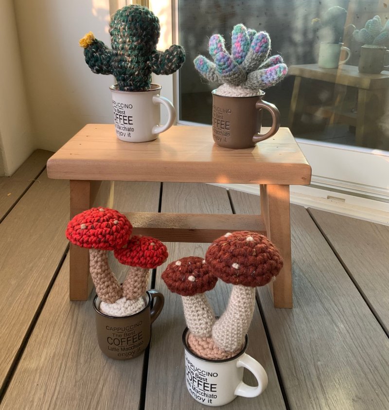 Handmade knitted mushroom and succulent ornament/with coffee cup - ของวางตกแต่ง - วัสดุอื่นๆ หลากหลายสี