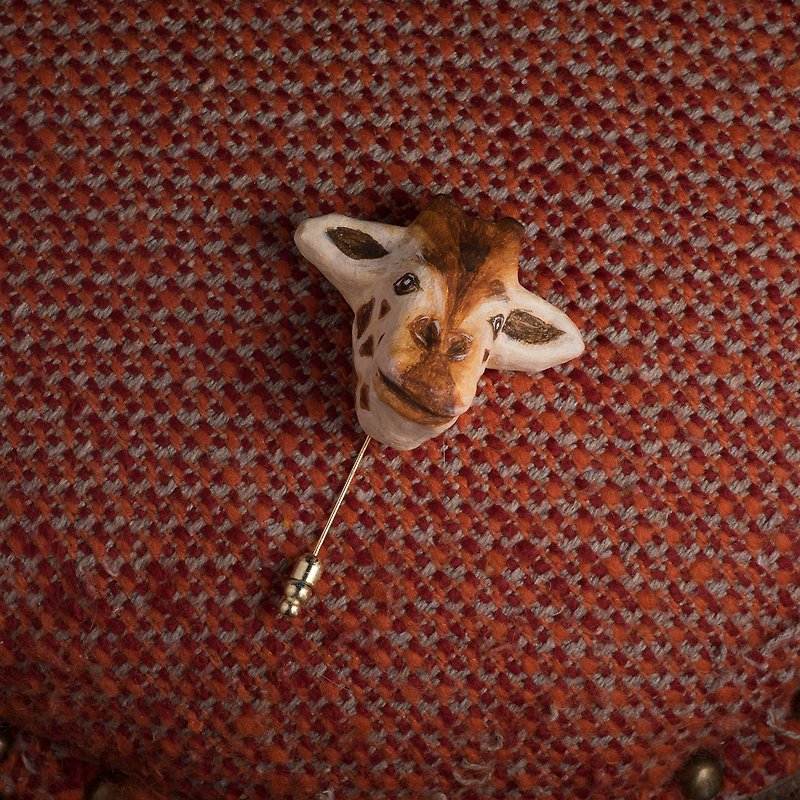 giraffe paper mache brooch - เข็มกลัด - กระดาษ สีส้ม