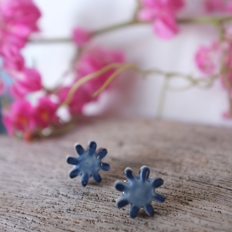 handmade ceramic earrings -  indigo Flower - ต่างหู - ดินเผา สีน้ำเงิน