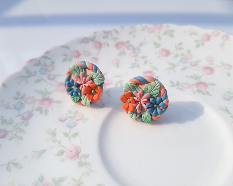 Handmade polymer clay earrings Bloom boho floral earrings Minimalist earrings - ต่างหู - ดินเผา หลากหลายสี