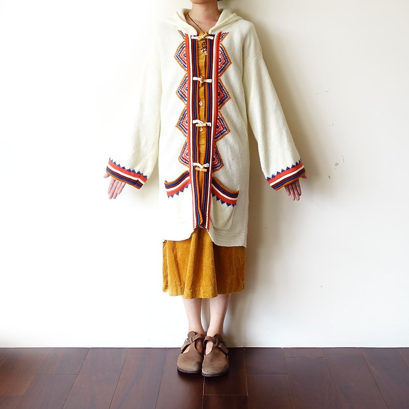 BajuTua / vintage / Taiwan System 70's hippie style beige totem horn button sweater coat - Women's Sweaters - Polyester White