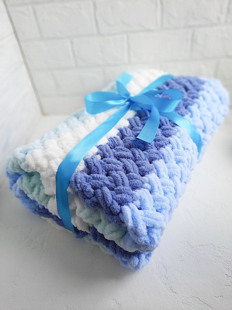 Striped baby blanket knit crochet blue plush cozy chunky baby gift - 被/毛毯 - 繡線 藍色