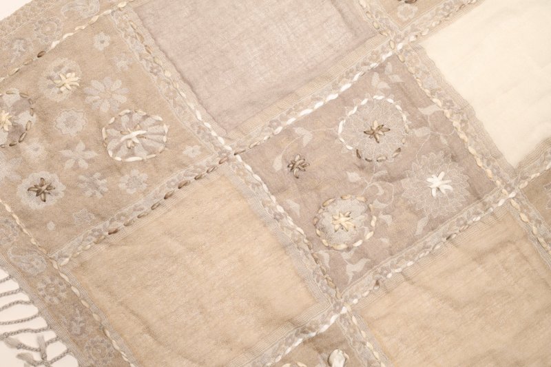 【聖誕禮物】喀什米爾水煮羊毛手工刺繡圍巾披肩薄透紗窗格淺奶茶 - 圍巾/披肩 - 羊毛 卡其色