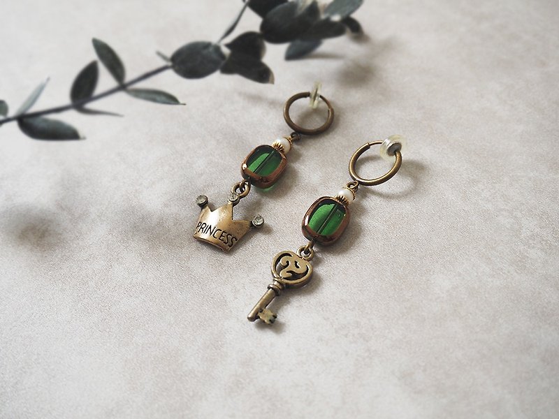 Crown Key Vintage Green Glass Hand Painted Coffee Gold Edge Bead Clip Earrings P72 - Earrings & Clip-ons - Other Metals Gold