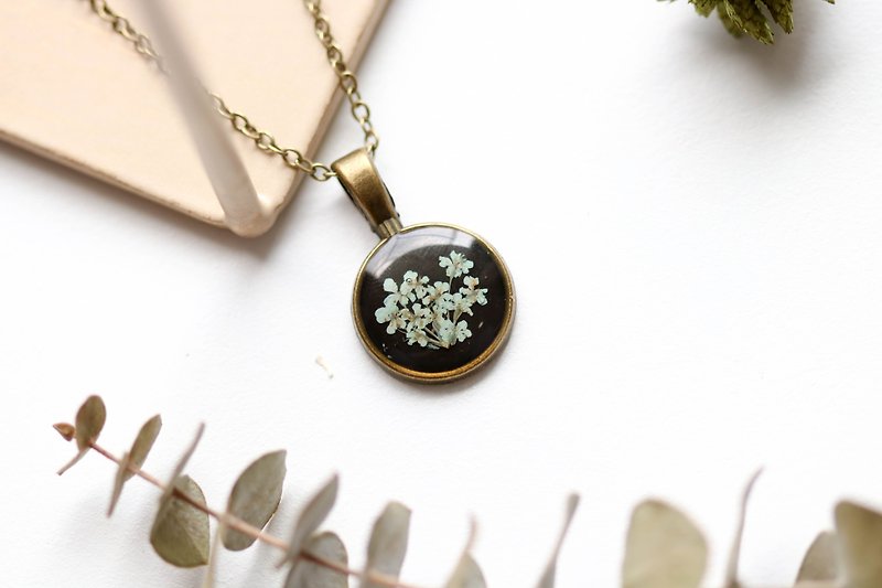 Ammi majus (Green, BG-Black) – Necklace 14 mm. - Necklaces - Plants & Flowers 
