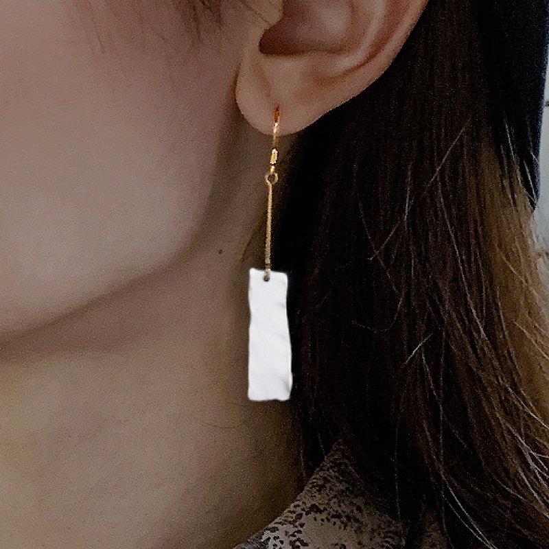 Ceramic black and white geometric handmade earrings • Tear-off series HT-1 - ต่างหู - เครื่องลายคราม ขาว