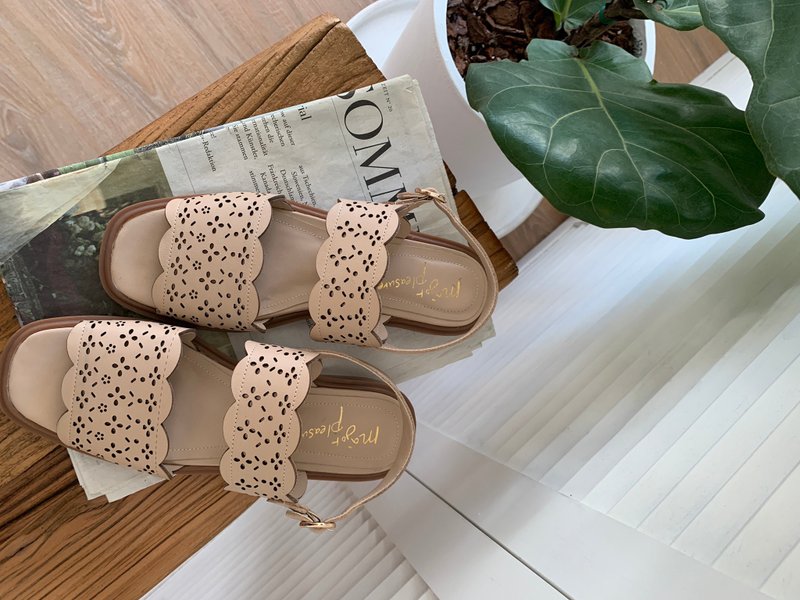 Lace fireworks! Small flower punching square toe sandals with bare skin and full leather-milk tea - Sandals - Genuine Leather Khaki