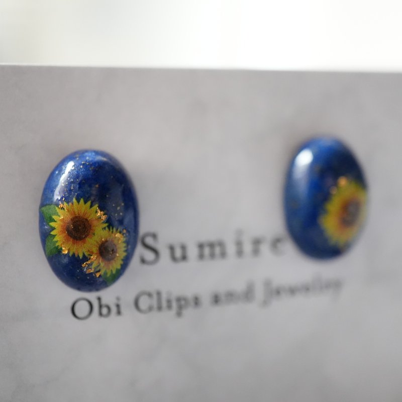 ラピスラズリとひまわりの一粒ピアス　イヤリング変更可　天然石×金箔×夏の花 - ピアス・イヤリング - 宝石 ブルー