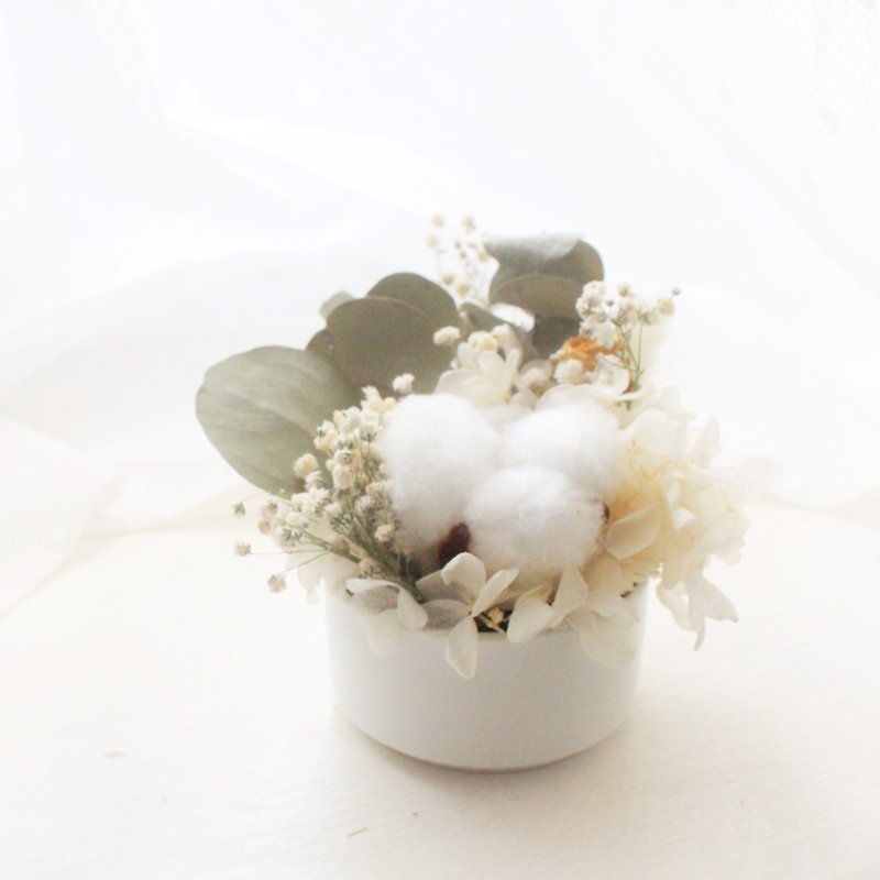 古典的なレトロなミニテーブルの花、白い綿と白いアジサイの乾燥花のセレモニー - ドライフラワー・ブーケ - 寄せ植え・花 グリーン