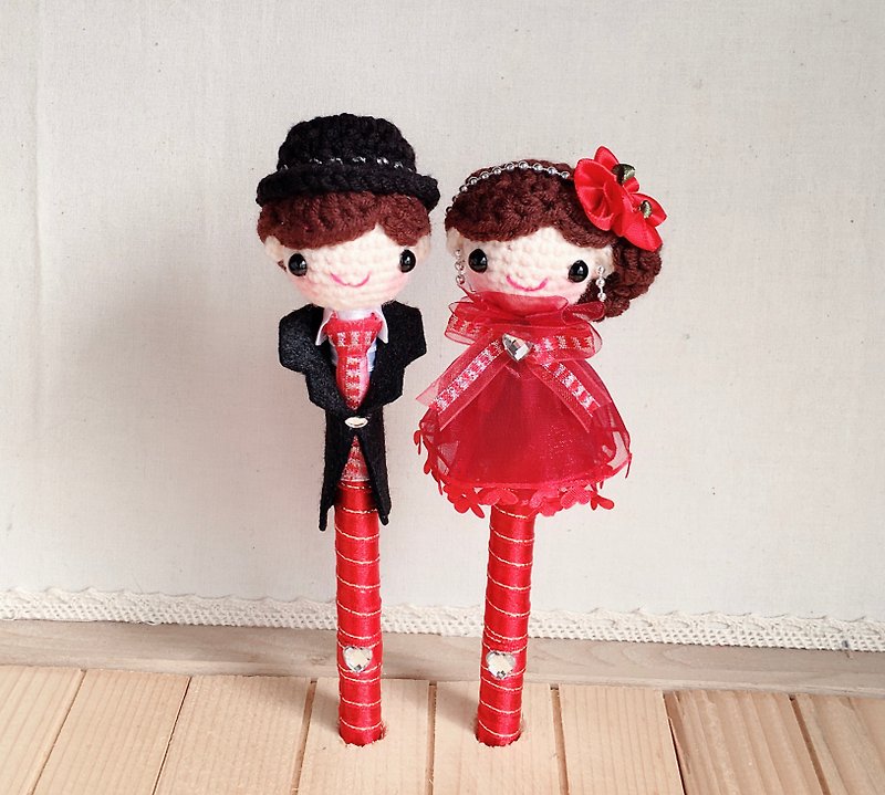 Red rose dress style woolen couple wedding signature pair pen - อุปกรณ์เขียนอื่นๆ - วัสดุอื่นๆ สีแดง