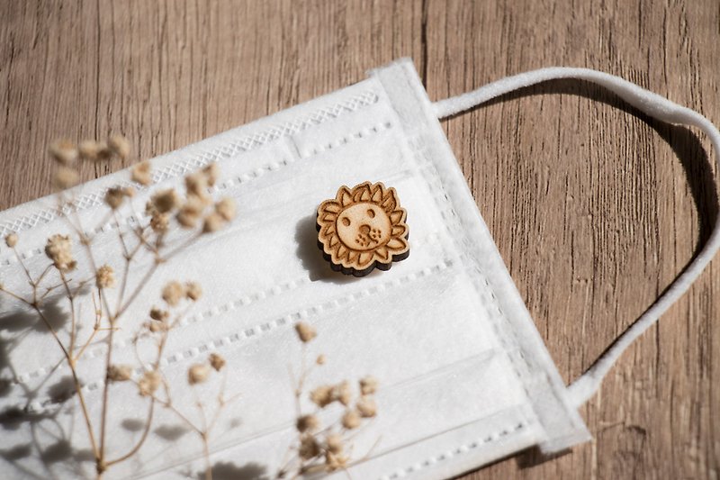 【Pinkoi x miffy】Lion lion fragrance mask buckle / magnetic pin - Brooches - Wood Brown