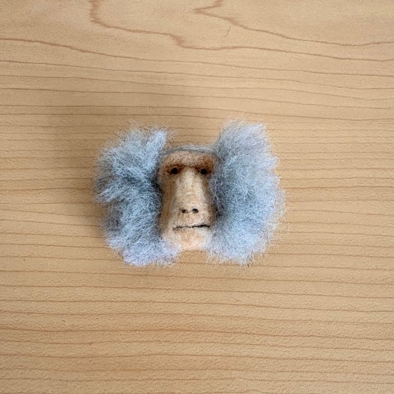 マントヒヒの顔ブローチ - ブローチ - ウール グレー