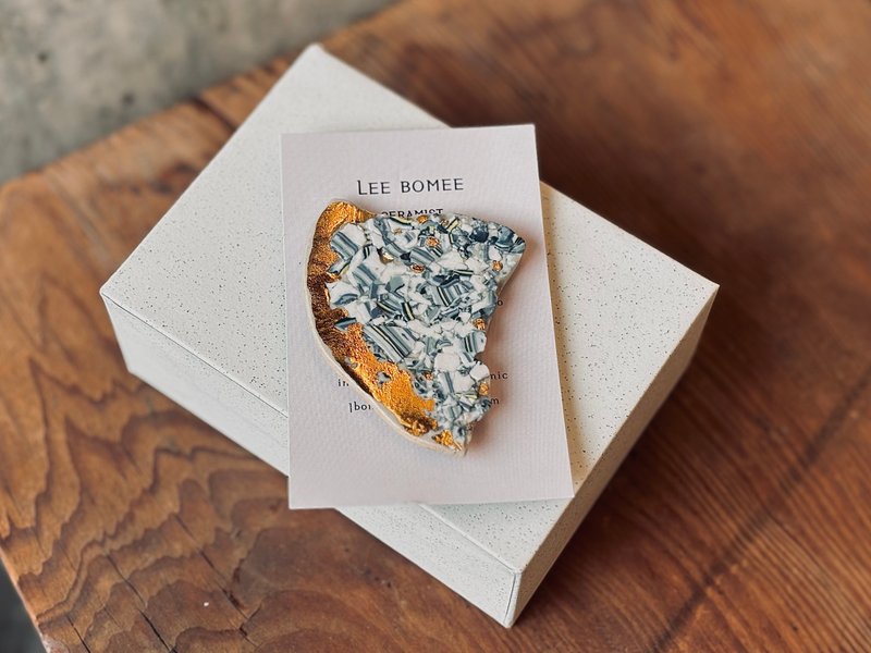 韓國藝術家 이보미 手作造型陶瓷別針 - 胸針 - 陶 