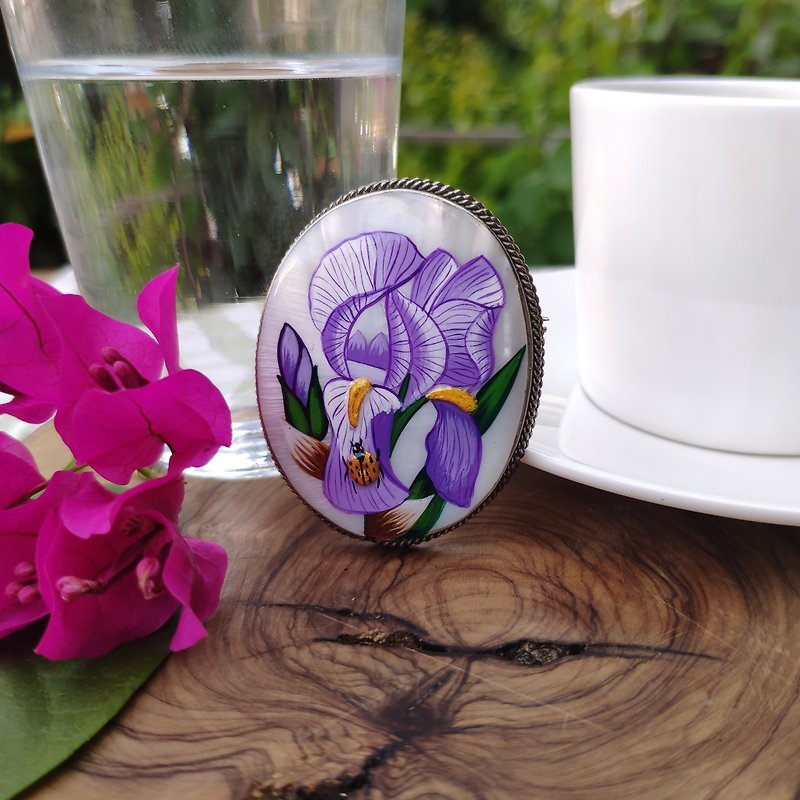 Handmade brooch: Gentle violet Iris painted on pearl jewelry for nature lover - เข็มกลัด - เปลือกหอย สีม่วง
