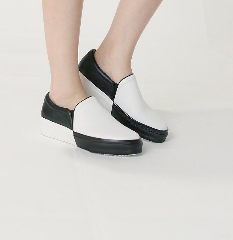 Special cut surface color structure dark leather leather shoes black and white - รองเท้ารัดส้น - หนังแท้ ขาว