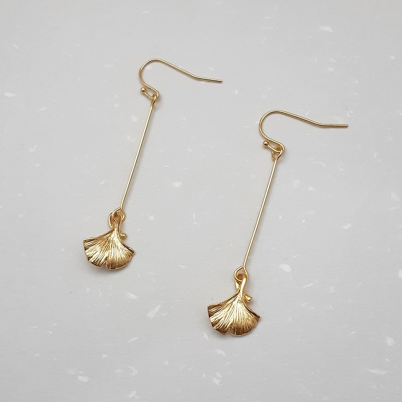 Ginkgo leaf earrings ear hooks (pair) - ต่างหู - โลหะ สีทอง