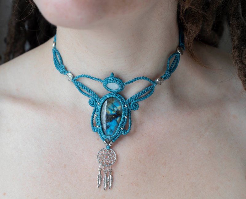 Blue labradorite dreamcatcher necklace, rainbow moonstone macrame jewelry, - 項鍊 - 寶石 藍色