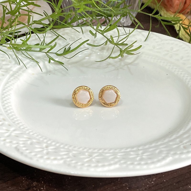 台灣製老件珍珠白六角型鑲金色敲花邊鈕扣耳針 - 耳環/耳夾 - 其他金屬 白色