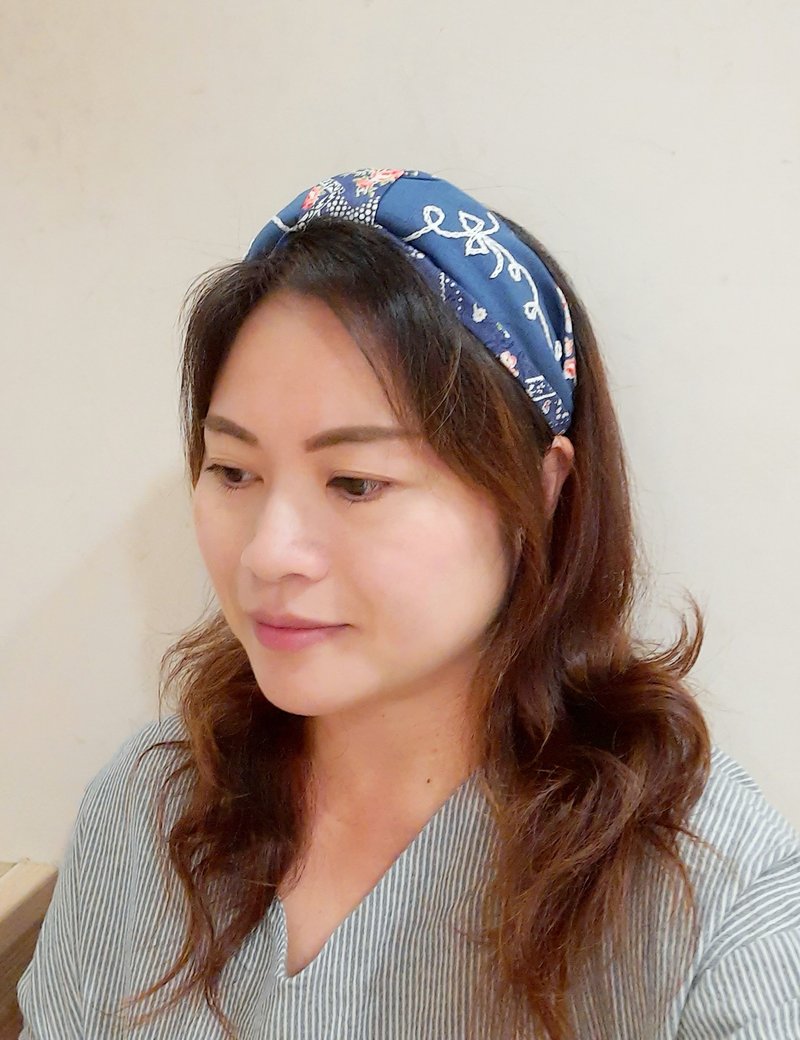 手工刺繡。復古碎花飾鍊蝴蝶寬髮箍/寬髮帶/法式風情穿搭 - 髮箍/髮帶 - 棉．麻 藍色