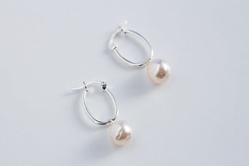 Baroque pearl oval hoop earrings Silver925 Akoya pearls - ต่างหู - ไข่มุก ขาว