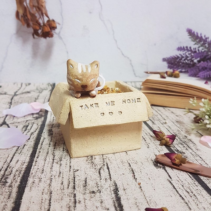 Carton Cat【Square box -Tabby】Aromatic Candlestick/Diffuser - เทียน/เชิงเทียน - ดินเผา สีนำ้ตาล
