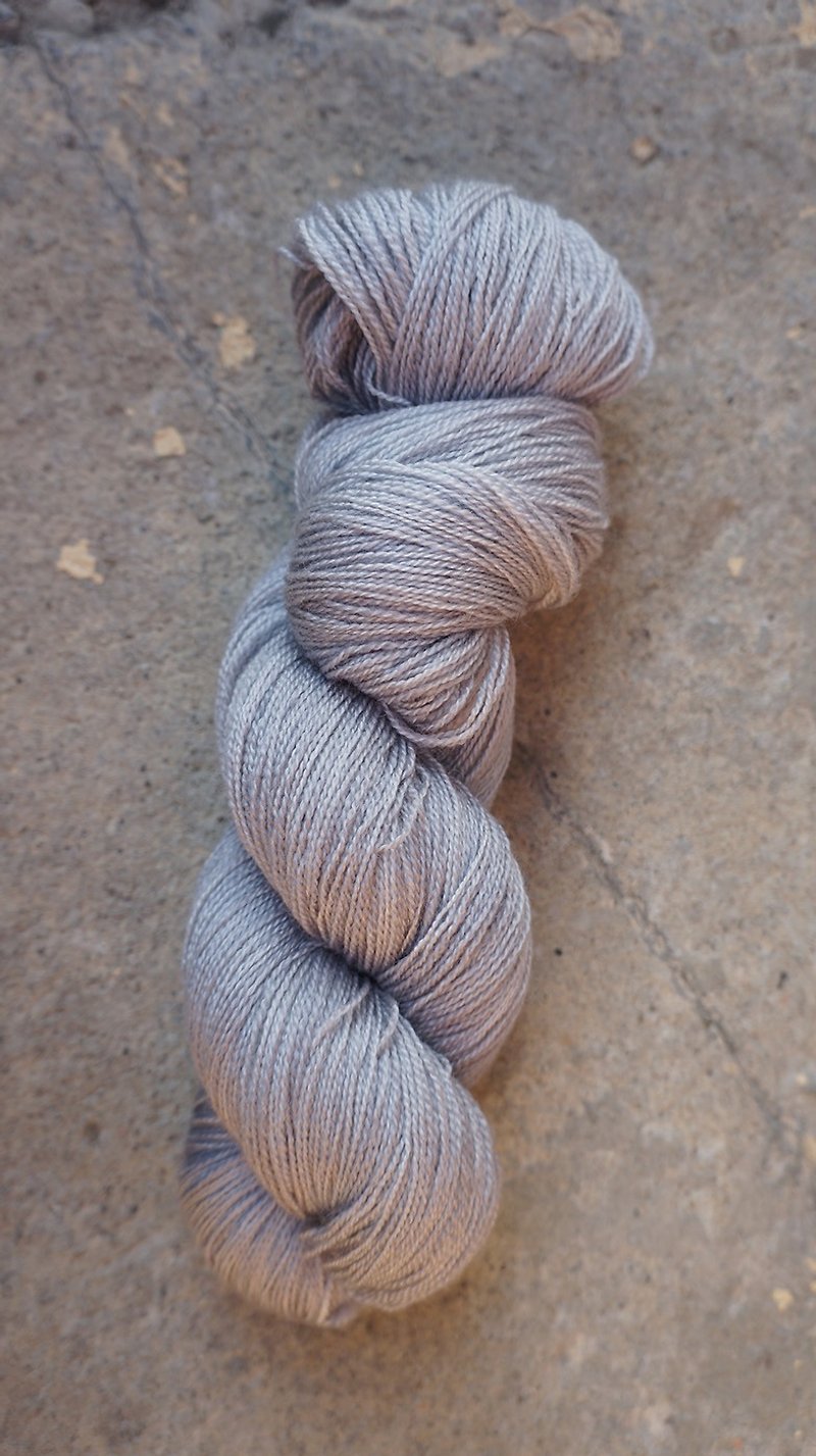 Hand dyed lace thread. Silver Gray (BFL/Silk/8020) - เย็บปัก/ถักทอ/ใยขนแกะ - ขนแกะ 