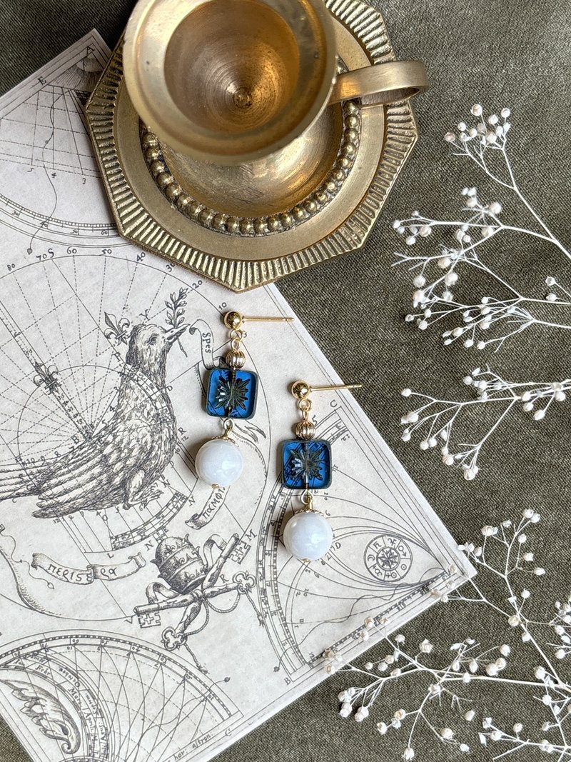 Antique square Czech beads-sapphire blue transparent color-shell pearl earrings - ต่างหู - กระจกลาย สีน้ำเงิน