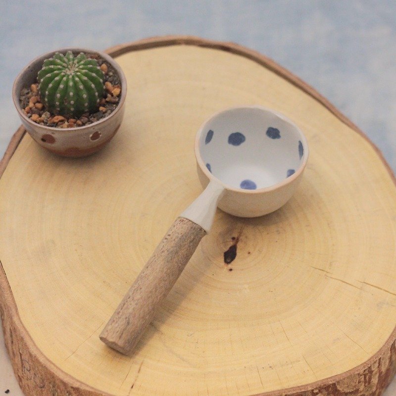 3.2.6。スタジオ：木製ハンドル付きハンドメイドセラミックミニツリーひしゃく。 - 置物 - 陶器 ホワイト