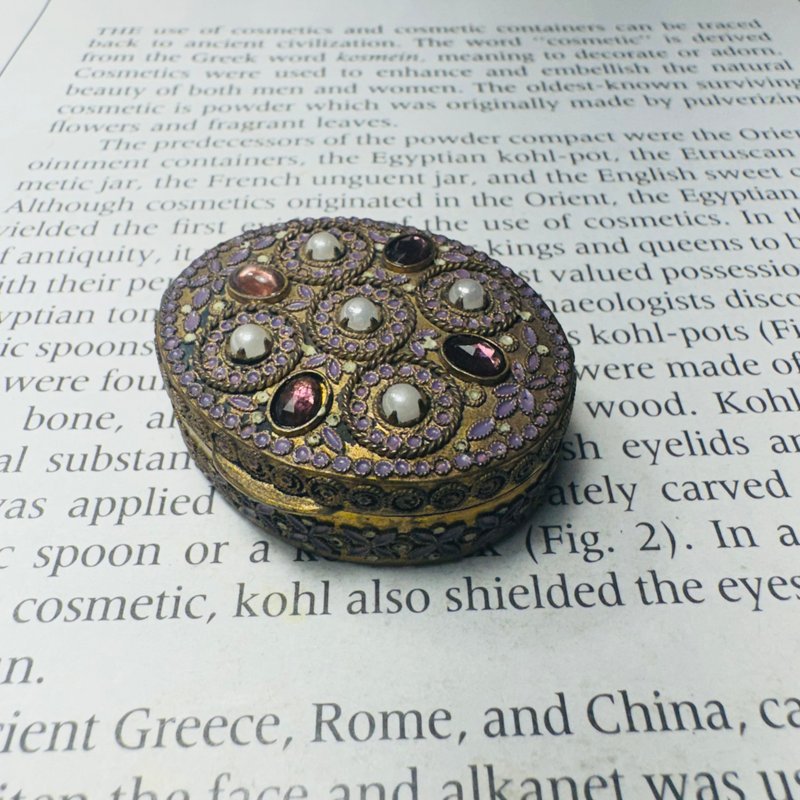 Antique French Powder Box with Filigree, Purple Enamel, and Gemstone Inlays, Gilded Copper - อื่นๆ - โลหะ 