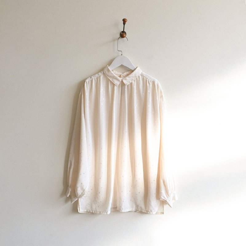 【NaSuBi Vintage】Button-back smocked vintage shirt in embossed fabric - Women's Shirts - Other Man-Made Fibers White