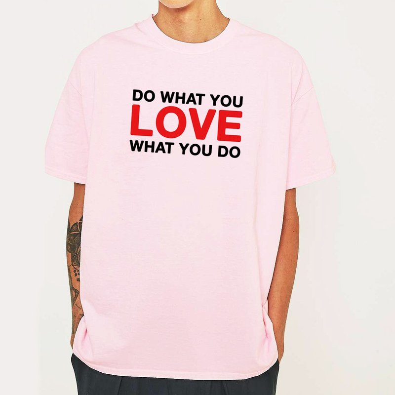 あなたが好きなことをするあなたがすることをする半袖Tシャツライトピンク春のテキスト英語の贈り物 - Tシャツ メンズ - コットン・麻 ピンク