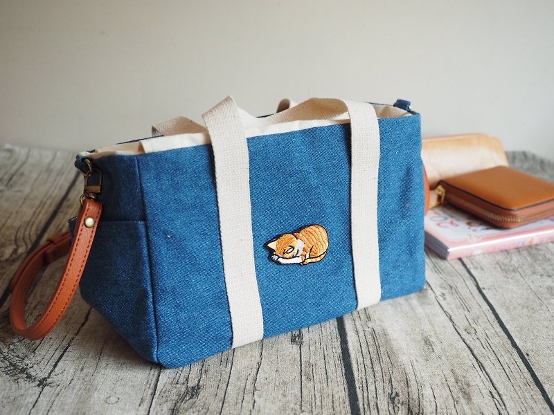 Handmade tote bag handbag canvas bag shopping bag Cat Kitten canvas tote bag - กระเป๋าแมสเซนเจอร์ - ผ้าฝ้าย/ผ้าลินิน สีน้ำเงิน