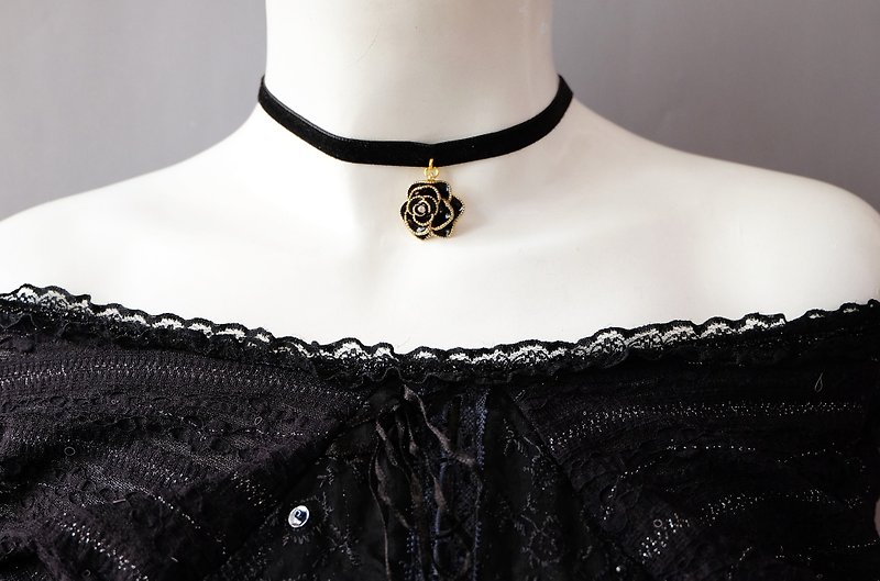 Black rose charm velvet choker - Necklaces - Other Materials Black