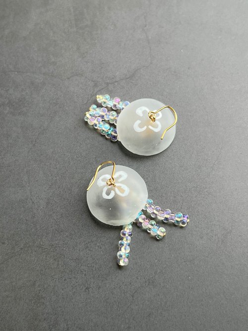レジンで作ったクラゲのピアス イヤリング ミズクラゲ くらげ