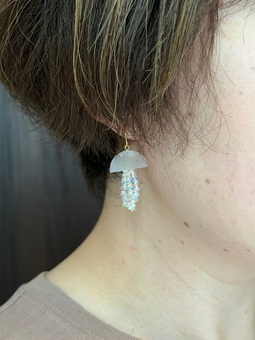 レジンで作ったクラゲのピアス イヤリング ミズクラゲ くらげ