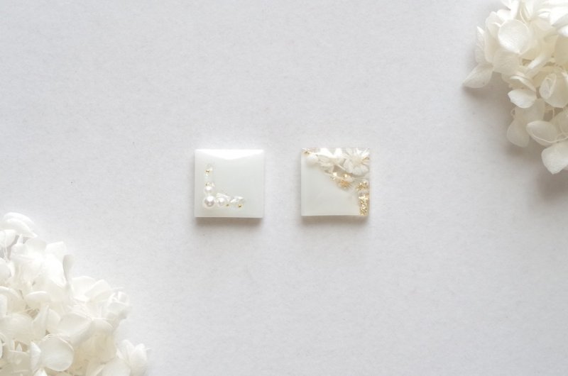 Resin art asymmetric square earrings white gold - 耳環/耳夾/耳骨夾 - 其他材質 白色