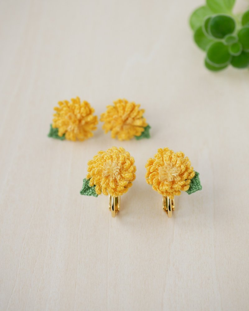 たんぽぽのピアス/イヤリング　(お花、お花モチーフ、黄色、手編み、春、卒業式、入学式、四季折々) - ピアス・イヤリング - 刺しゅう糸 イエロー