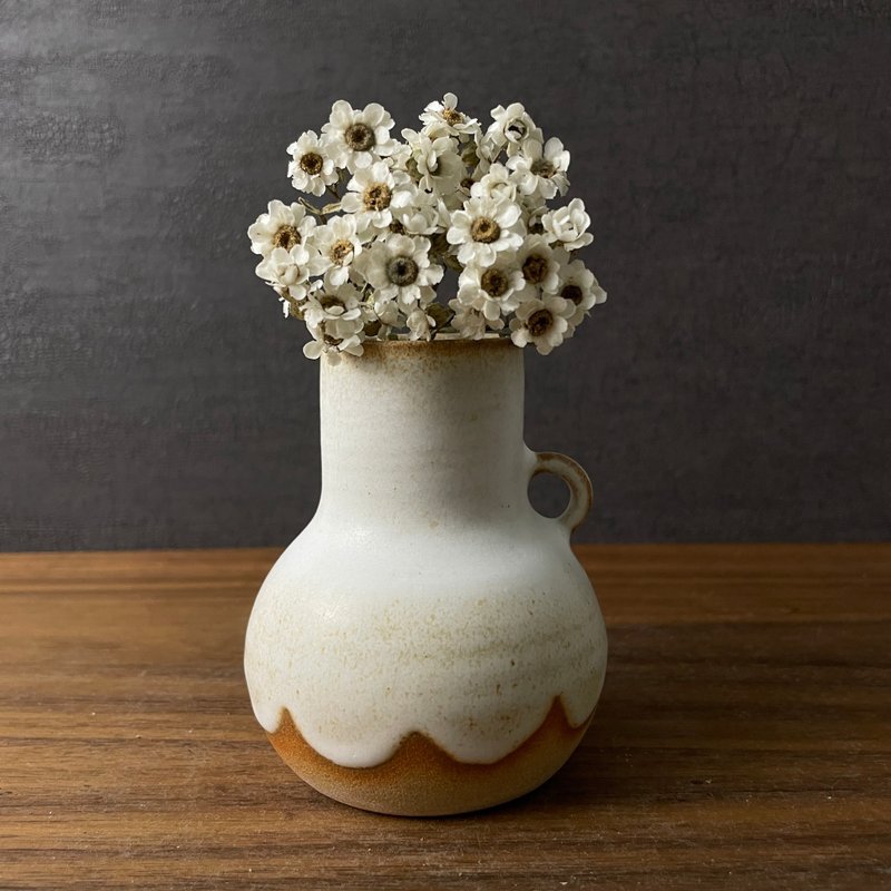 [Komaru flower vessel] Round, chubby skirt, cream glaze small flower vessel, small vase - Pottery & Ceramics - Pottery White