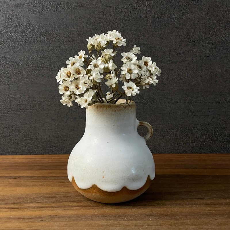 【 小丸花器 】 圓滾滾  胖嘟嘟  裙擺邊 奶霜釉  小花器 小花瓶 - 花瓶/花器 - 陶 白色