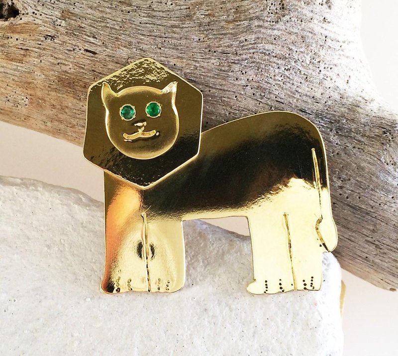Lion Emerald eyes ☆ Brass brooch ☆ - Brooches - Other Metals Gold