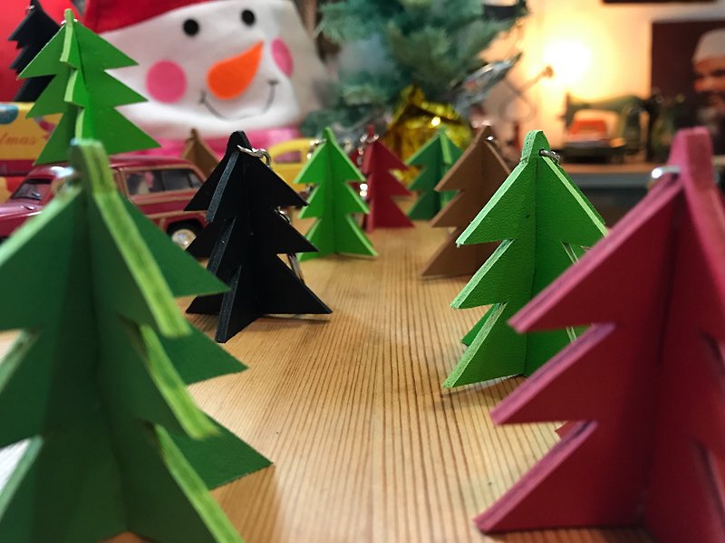 ハンドメイドレザー─クリスマスツリーキーホルダー（クリスマスツリーの形）。きのこの詩人+手作り=きのこの手。 （キーホルダー、オーナメント、スタイリングキー、クリスマスツリー、ギフト） - キーホルダー・キーケース - 革 グリーン
