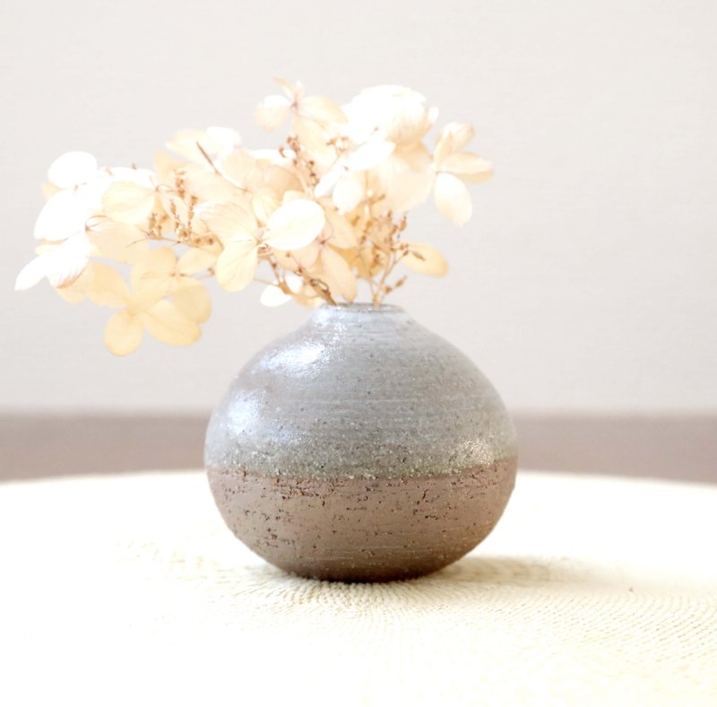 薪窯焼成 / 青磁釉のふっくら素朴な一輪挿し - 花瓶/花器 - 陶 灰色