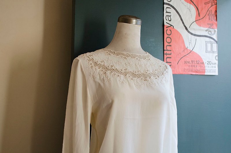 European pattern ivory white hand-embroidered hollow shell buckle silk blouse | vintage Wan Hao ancient - เสื้อผู้หญิง - ผ้าไหม ขาว