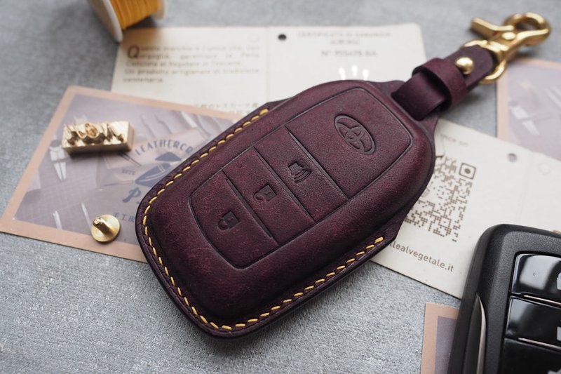 Toyota TOYOTA car key cover handmade cowhide custom lettering gift color style can be customized - Keychains - Genuine Leather Multicolor