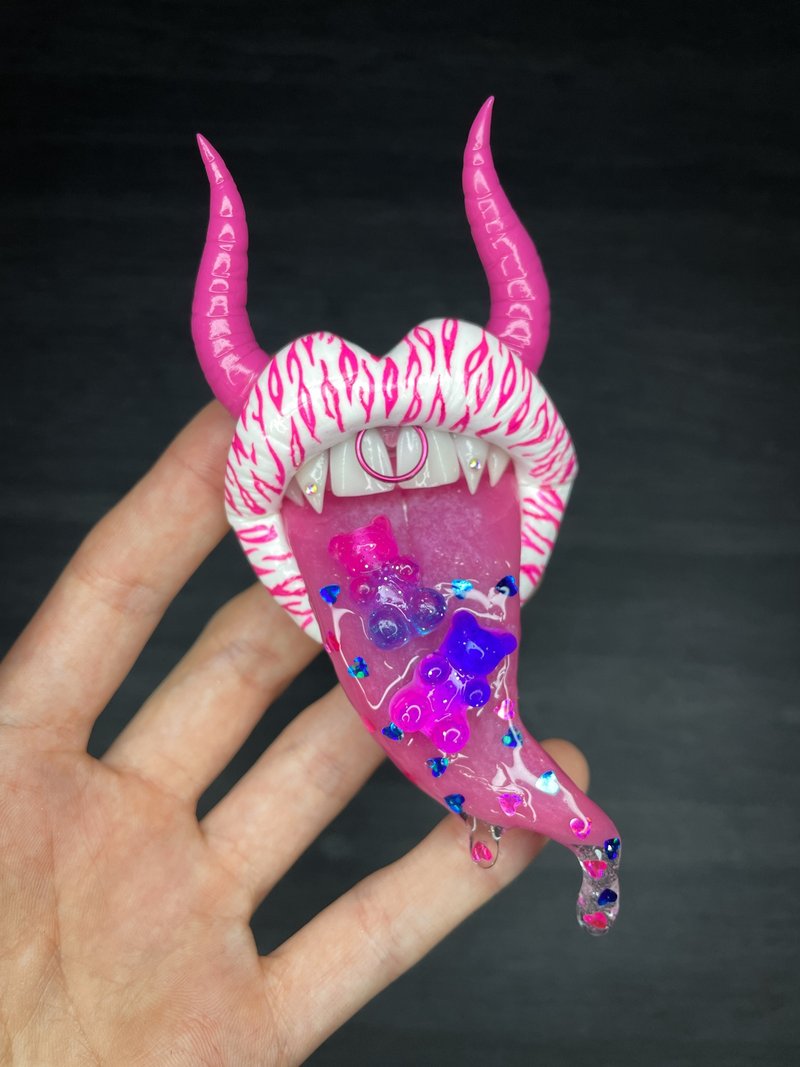Phone grip. White & pink lips with horns. - 其他 - 黏土 